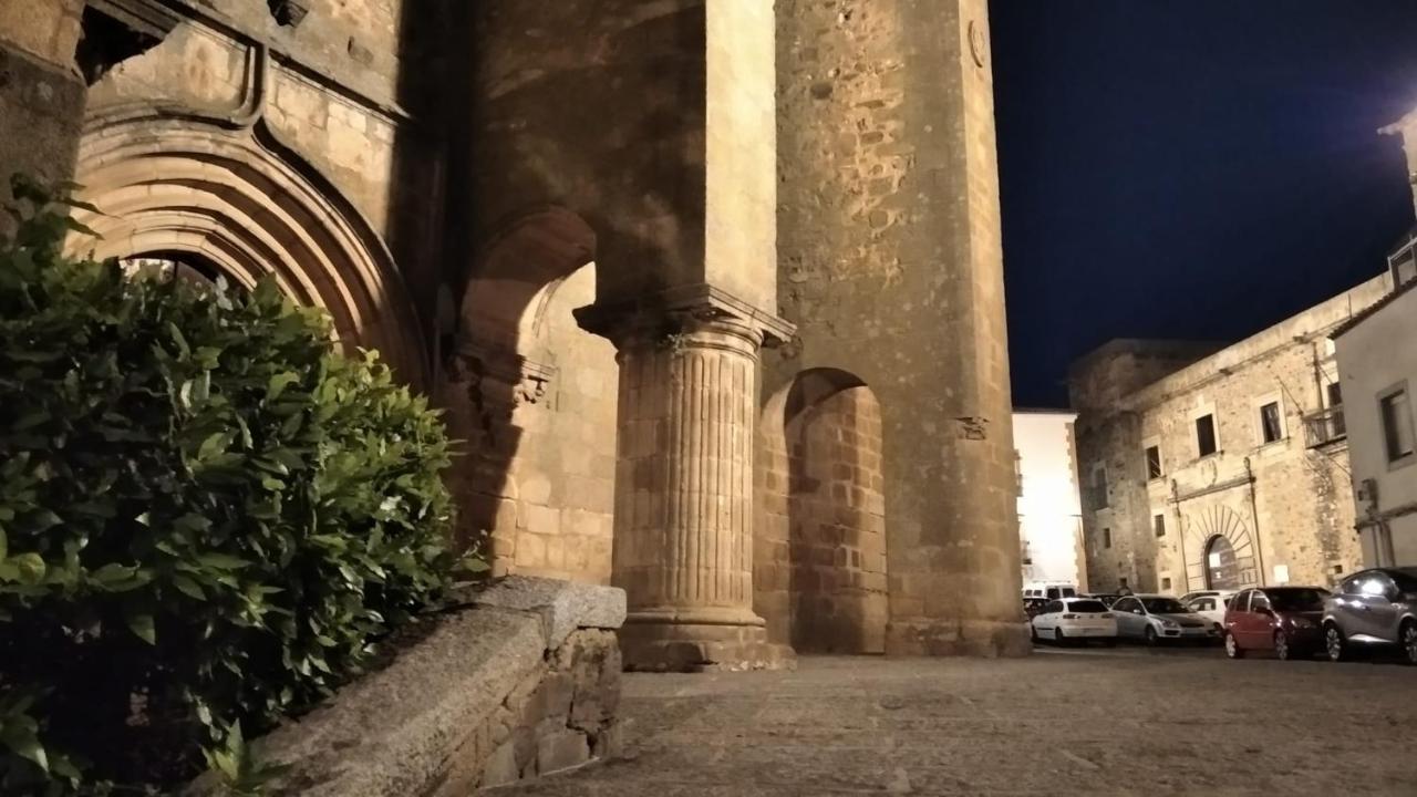 Naturalia: La Casita Con Patio Caces Εξωτερικό φωτογραφία